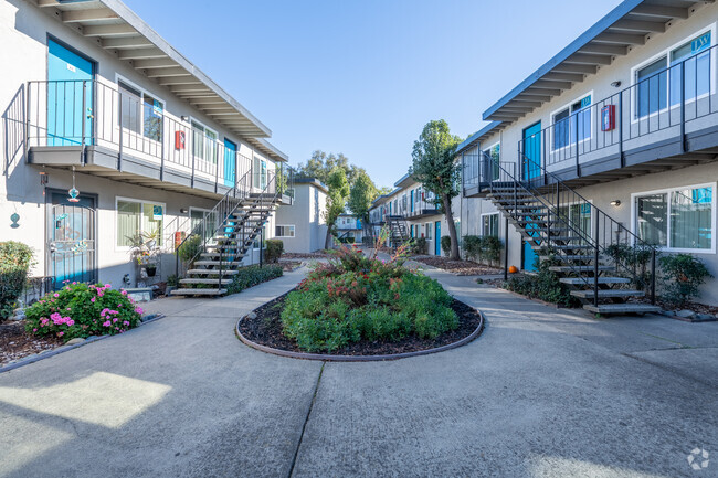 Building Photo - Gold Run Apartments