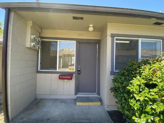 Foto del edificio - 757 NE Alameda Ave