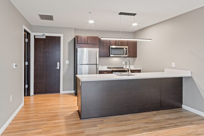 Foto del edificio - 8041 W Bluemound Rd