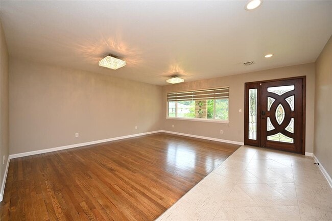 Building Photo - 2127 Lamonte Ln