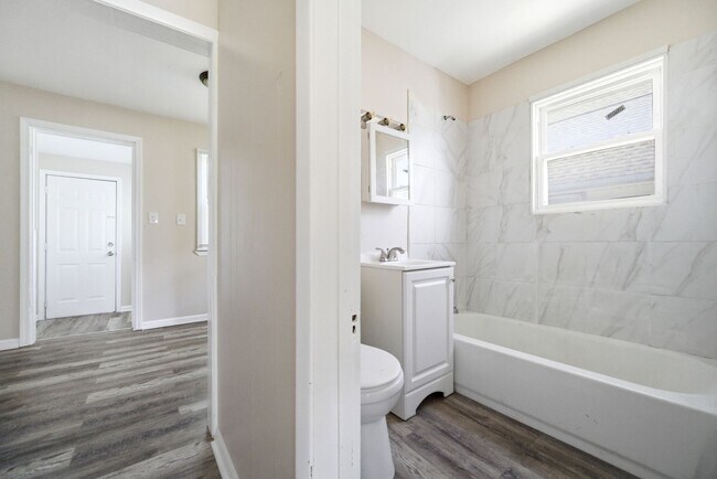 Foto del edificio - 3881 W 117th St