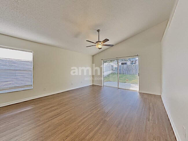 Foto del edificio - 1066 Bluegrass Dr