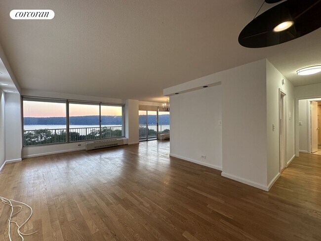 Foto del edificio - 4455-4465 Douglas Ave