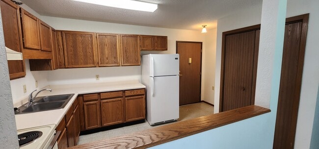 Building Photo - Cardinal Ridge Apartments 62+