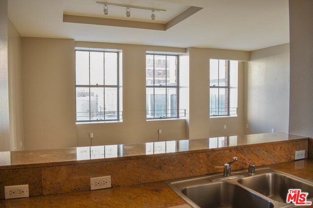 Foto principal - 541 S Spring St
