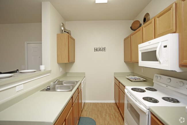 2BR, 1BA - 698 SF - Diamond Club Apartments
