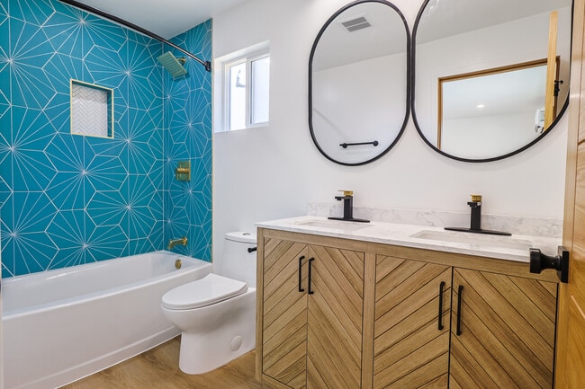 Foto del edificio - 4523 E 55th St
