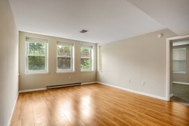 Building Photo - 1 Bedroom Meridian Hill Oasis - Between Ad...
