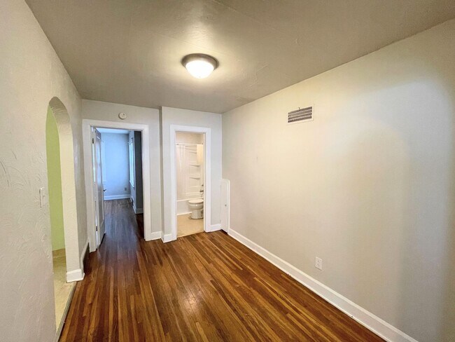 Building Photo - 800 N Poplar St