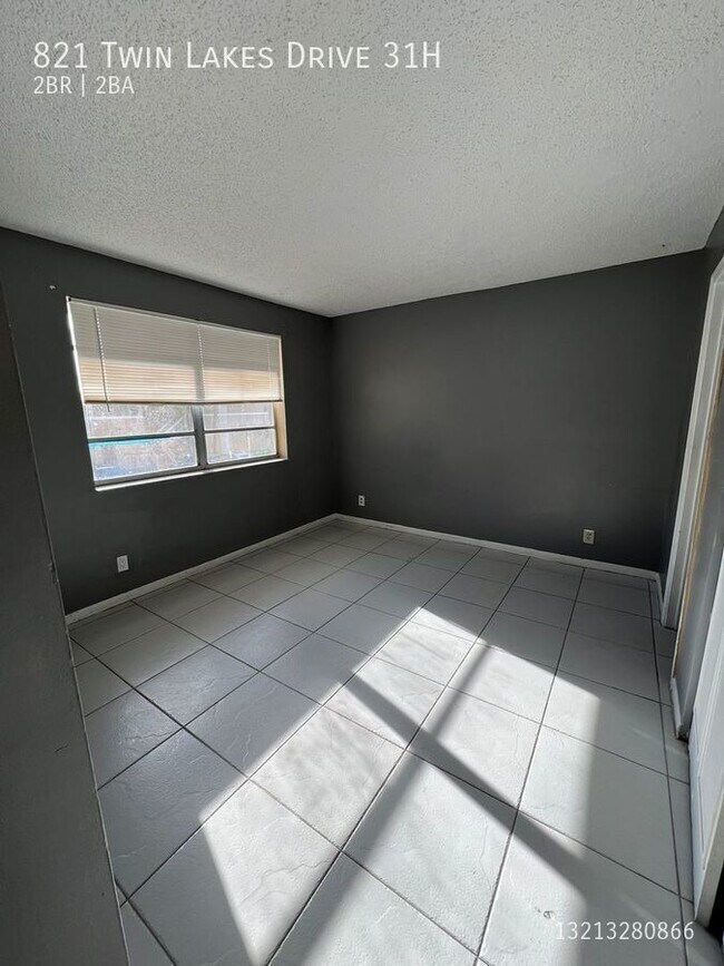 Foto del edificio - 821 Twin Lakes Dr