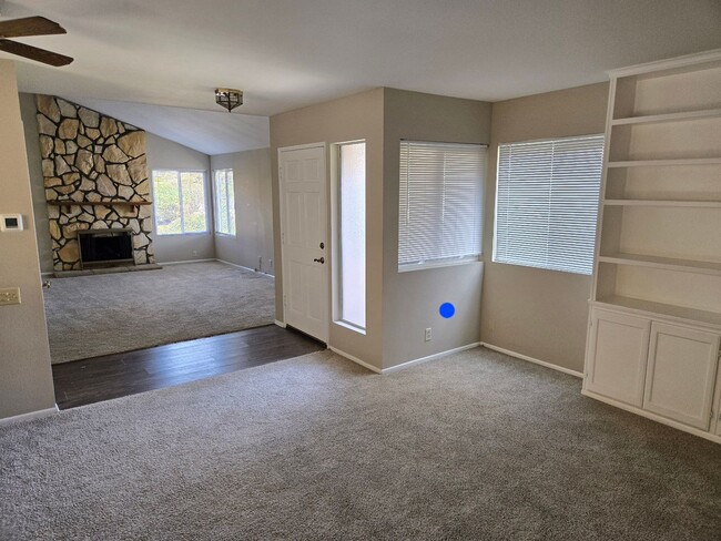 Building Photo - Santa Ana - Spacious 2 Bedroom, 2 Bath Hou...