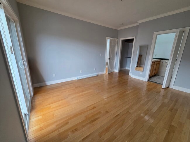 Building Photo - 163 Rae Ave