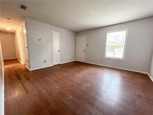 Building Photo - 1600 Pine Hill Ct