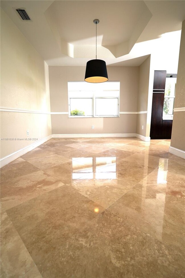 Building Photo - 16600 Sapphire Manor
