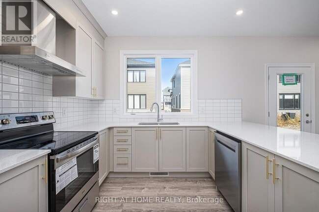 Building Photo - 332 Peninsula Rd