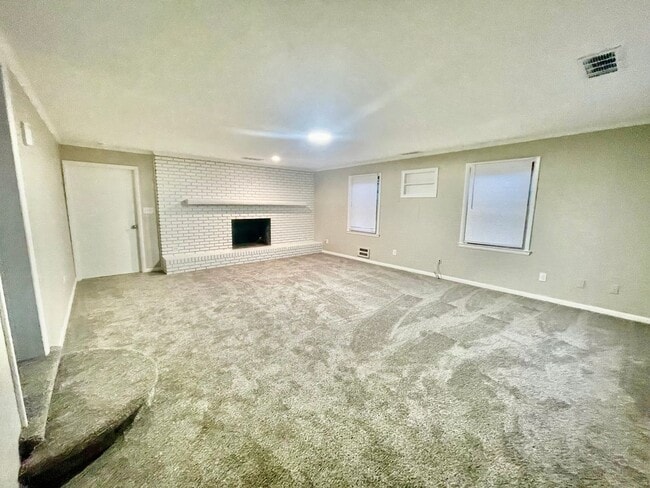 Foto del edificio - Welcome to this charming 3-bedroom, 1.5-bathroom home located in the desirable Newton, NC.