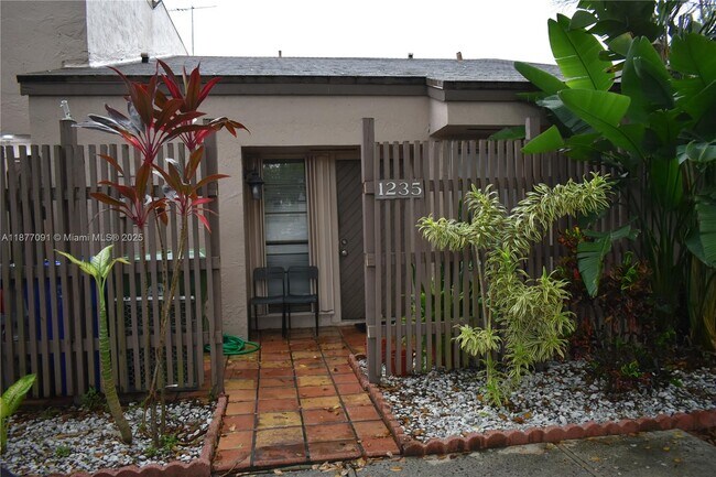 Foto del edificio - 1235 NW 122nd Terrace