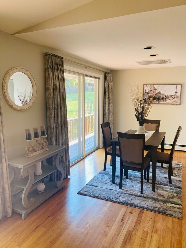 Foto del edificio - 7863 Russell Ln