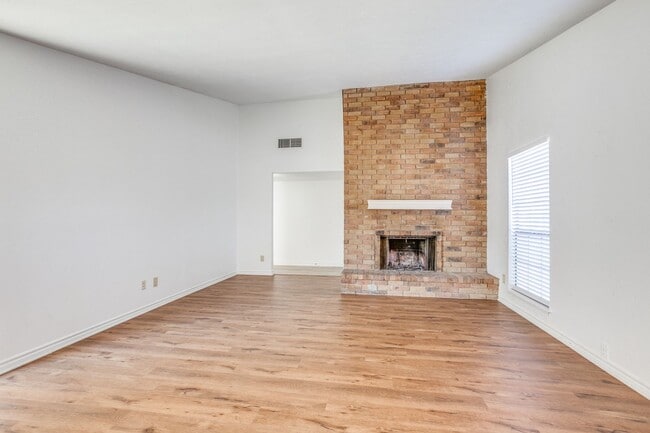 Building Photo - 960 Lockhart Dr