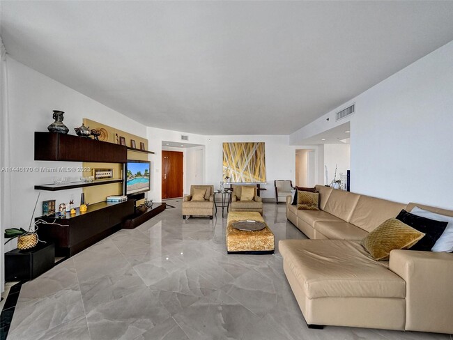 Foto del edificio - 7000 Island Blvd