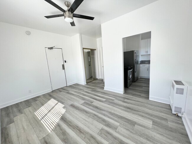 Building Photo - 250 Loma Dr