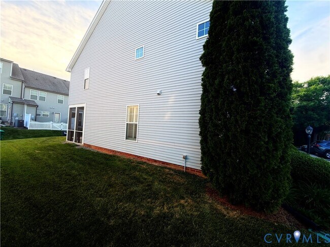 Foto del edificio - 8217 Center Path Ln