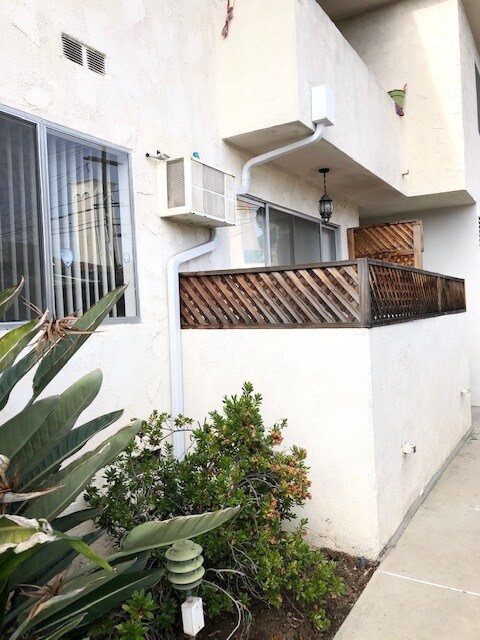 Balcony - 9157 Alcott St