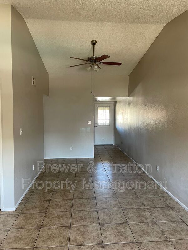 Building Photo - 3301 E Earll Dr