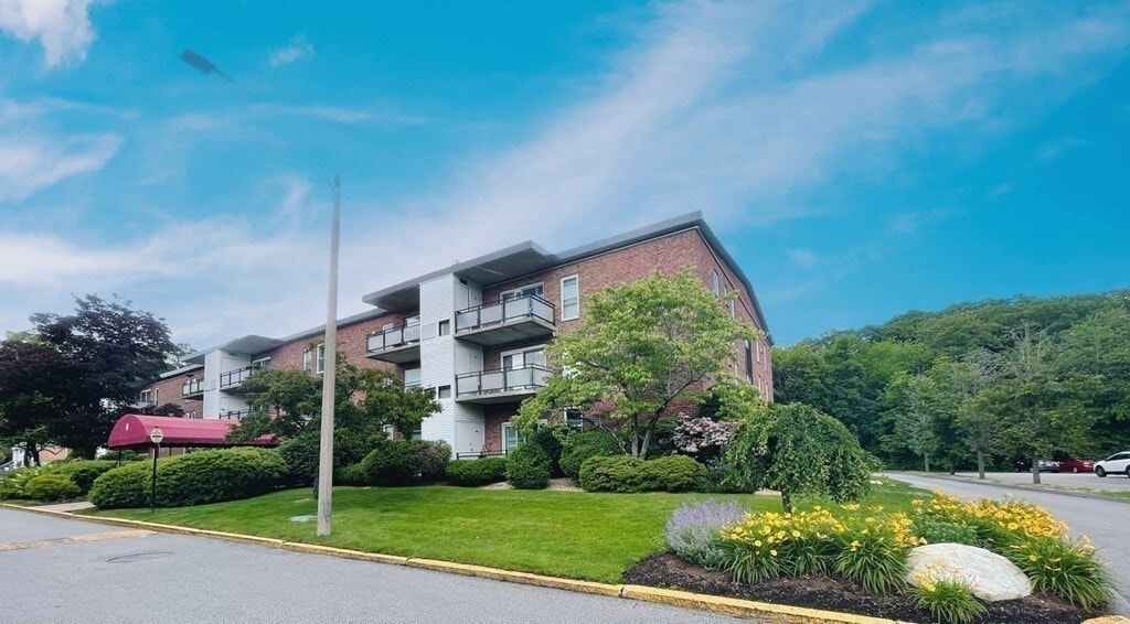 44 Broadlawn Dr Unit 18B, Newton, MA 02467 Condo for Rent in Newton