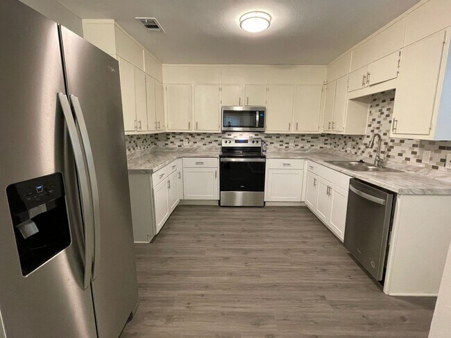 Foto del edificio - Available Now! Updated 4BR Home with Large Yard, Storage Shed & Modern Finishes