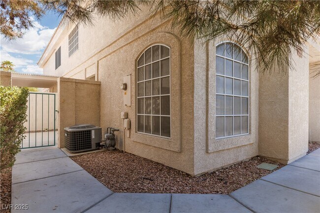 Building Photo - 1004 Sun wood Dr