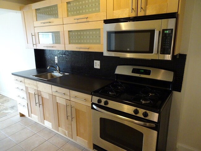 3 Bedroom 1.5 Bath Townhouse w/ parking at the NOMA Metro Station - 3 Bedroom 1.5 Bath Townhouse  w/ parking at the NOMA Metro Station