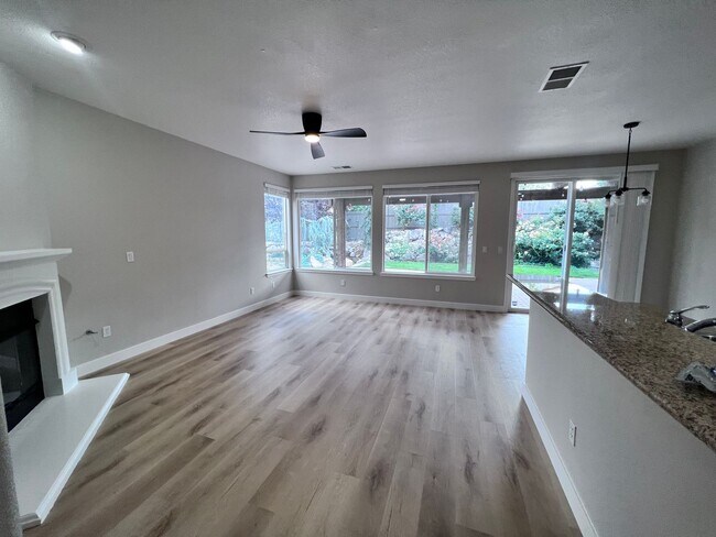 Foto del edificio - 590 Roseben Dr