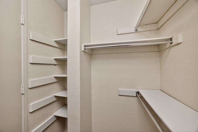 Aurora (Clásica) - 1 habitación / 1 baño - 700 pies cuadrados - Ashley Square