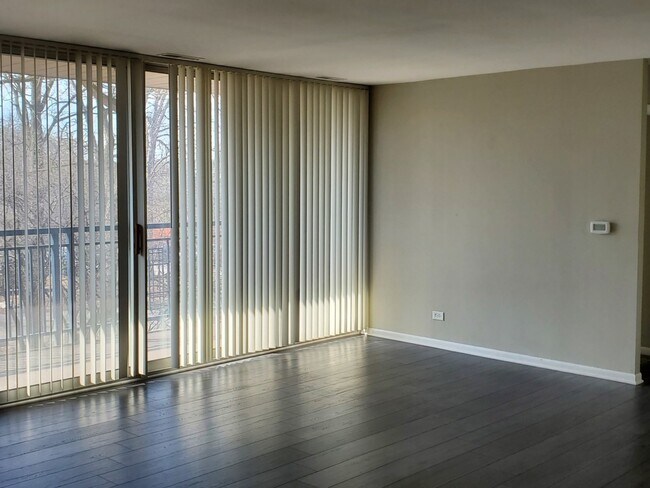 Building Photo - 6010 Oakwood Dr
