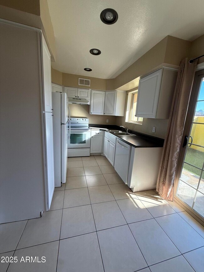 Foto del edificio - 1425 E Desert Cove Ave