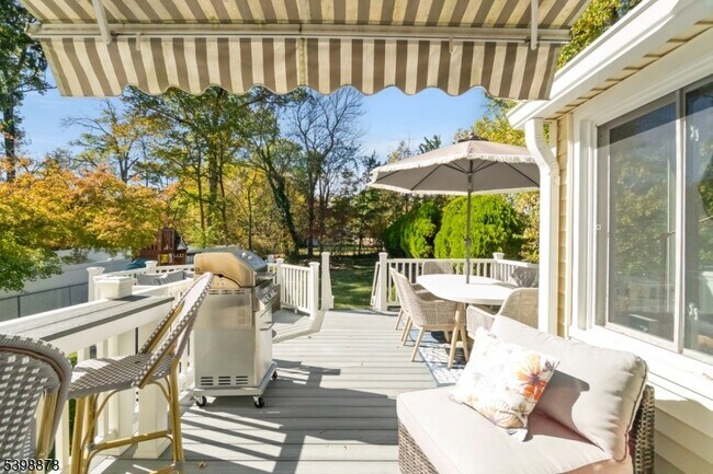 Building Photo - 24 E Harrison Pl