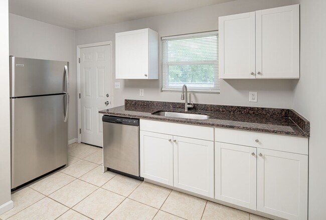 Foto del edificio - Lovely Lakewood Duplex!