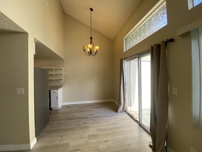 Foto del edificio - 3 Bed 2 Bath condo with a large master loft style bedroom