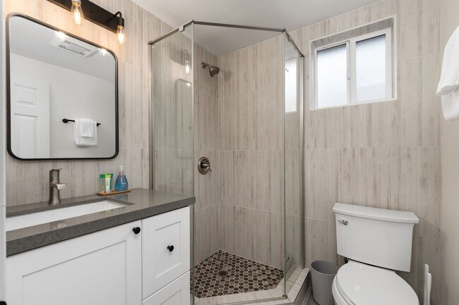 Foto del edificio - Beachside 3BR Home | Remodeled | AC | Garage Parking | Walk to Boardwalk