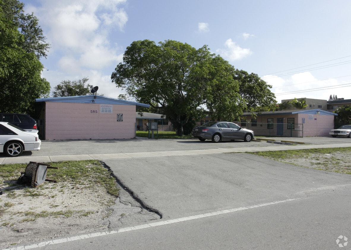Building Photo - 585-595 NE 139th St