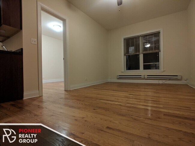 Building Photo - 949 W Cornelia Ave