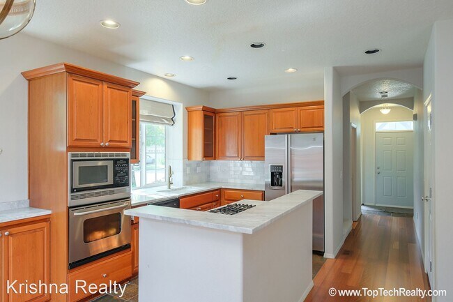 Building Photo - 4 br, 2.5 bath House - 504 NE Caden Ave.