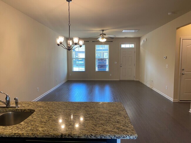 Foto del edificio - Spacious End Unit Townhome! 4 BR, 3 BA, 1 ...