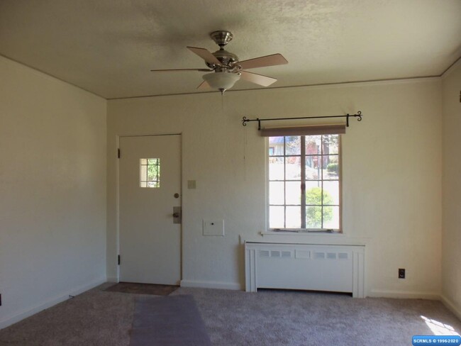 Building Photo - 807 W College Ave