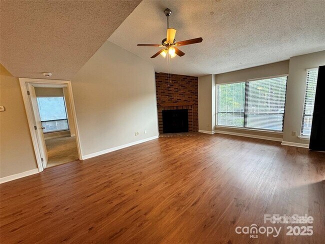 Foto del edificio - 1600 Sharon Rd W