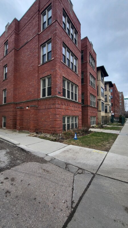 Building Photo - 5037 S Dorchester Ave