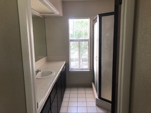 Bath - 2459 N 11th Ave