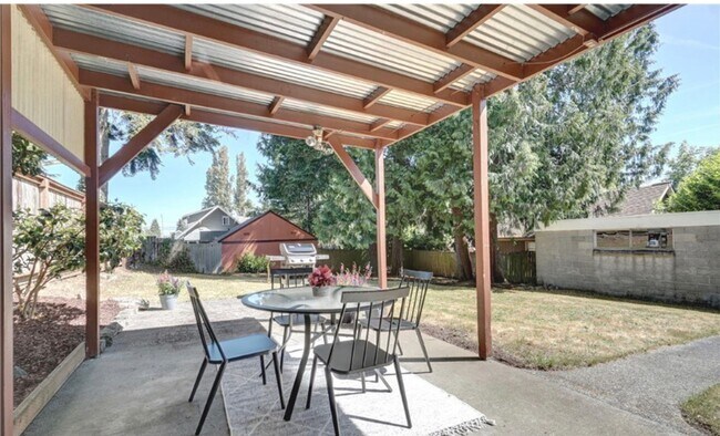Foto del edificio - Charming 3-Bedroom Home with Private Backyard and Detached Garage in Tacoma