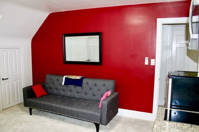 Building Photo - Fully-furnished, utilities included, 1 bed...